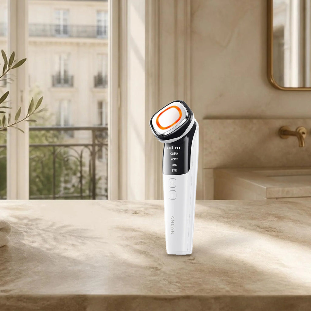 Appareil microcourant visage ANLAN 6 modes sur le plan de toilette d’une salle de bain parisienne lumineuse