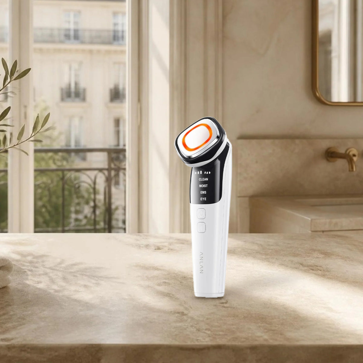 Appareil microcourant visage ANLAN 6 modes sur le plan de toilette d’une salle de bain parisienne lumineuse
