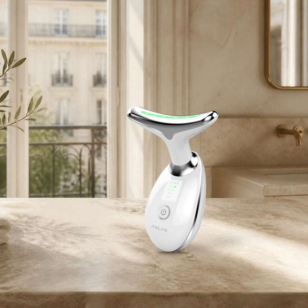 Appareil soin cou et visage ANLAN (nettoyage, EMS, chaleur) sur le plan de toilette d’une salle de bain parisienne lumineuse