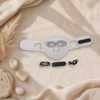 Masque LED visage Hello Face M500S avec sa commande et son câble de recharge, sur lin beige
