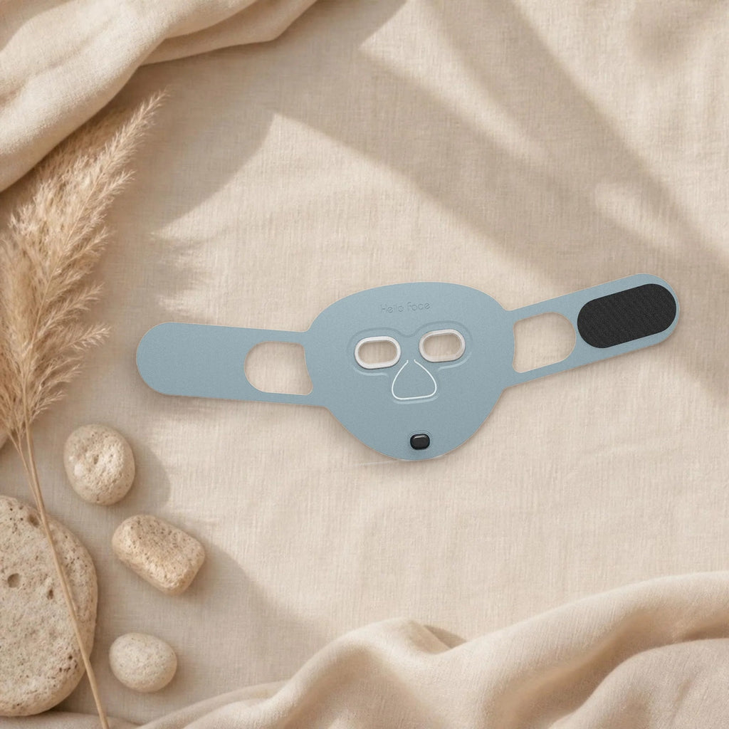 Masque LED visage Hello Face M500S coloris bleu ciel sur un linge en lin beige