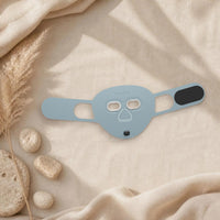 Masque LED visage Hello Face M500S coloris bleu ciel sur un linge en lin beige