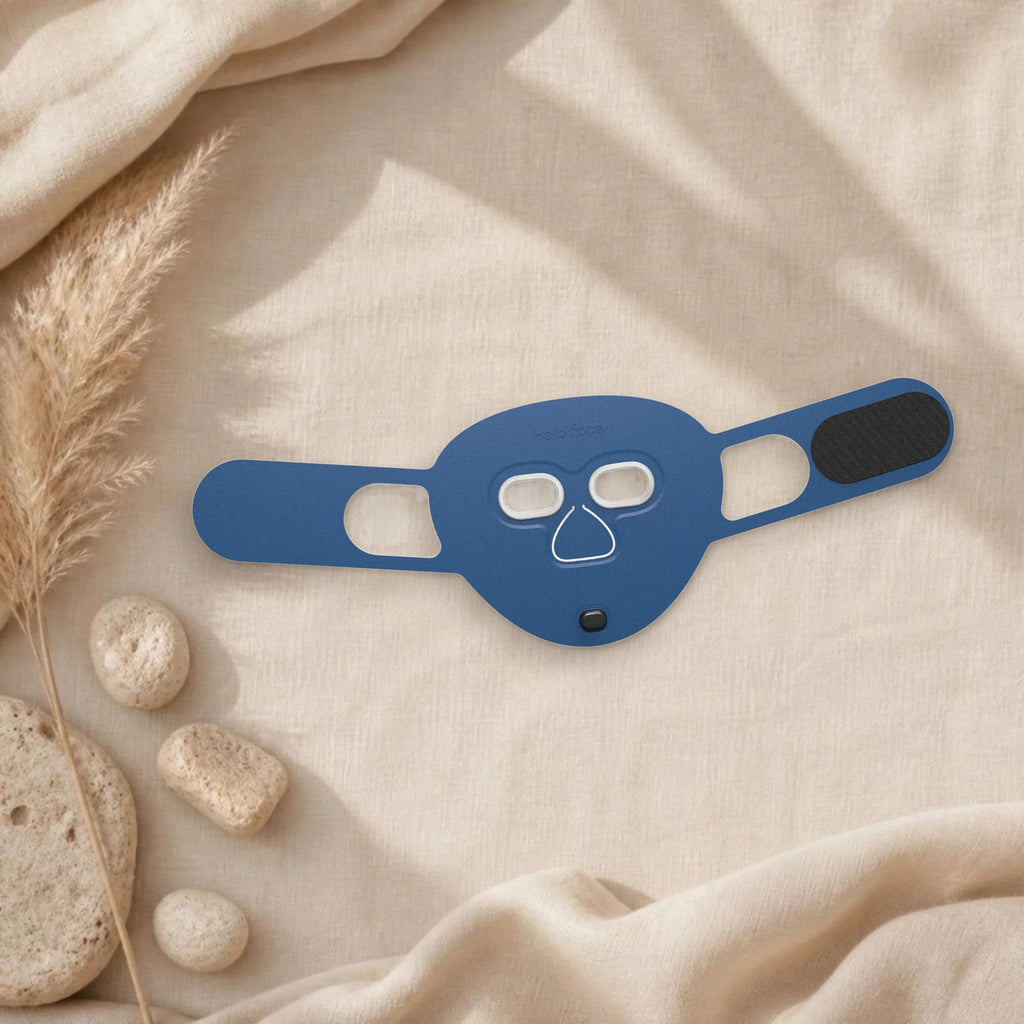 Masque LED visage Hello Face M500S coloris bleu marine sur un linge en lin beige