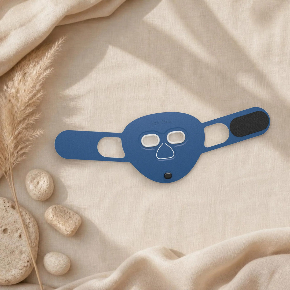Masque LED visage Hello Face M500S coloris bleu marine sur un linge en lin beige