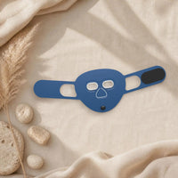 Masque LED visage Hello Face M500S coloris bleu marine sur un linge en lin beige
