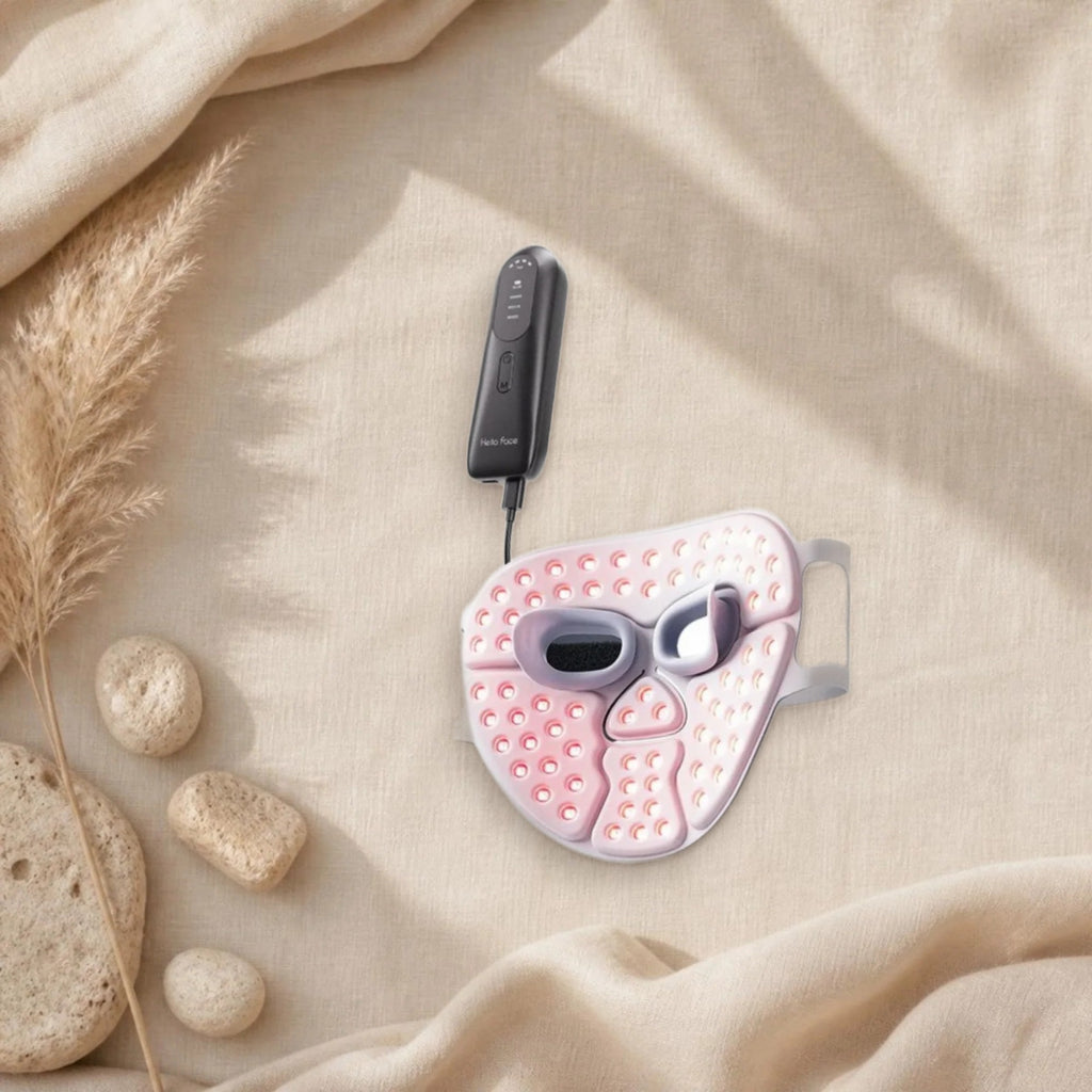 Intérieur du masque LED M500S avec ses LED allumées et sa télécommande, sur lin beige