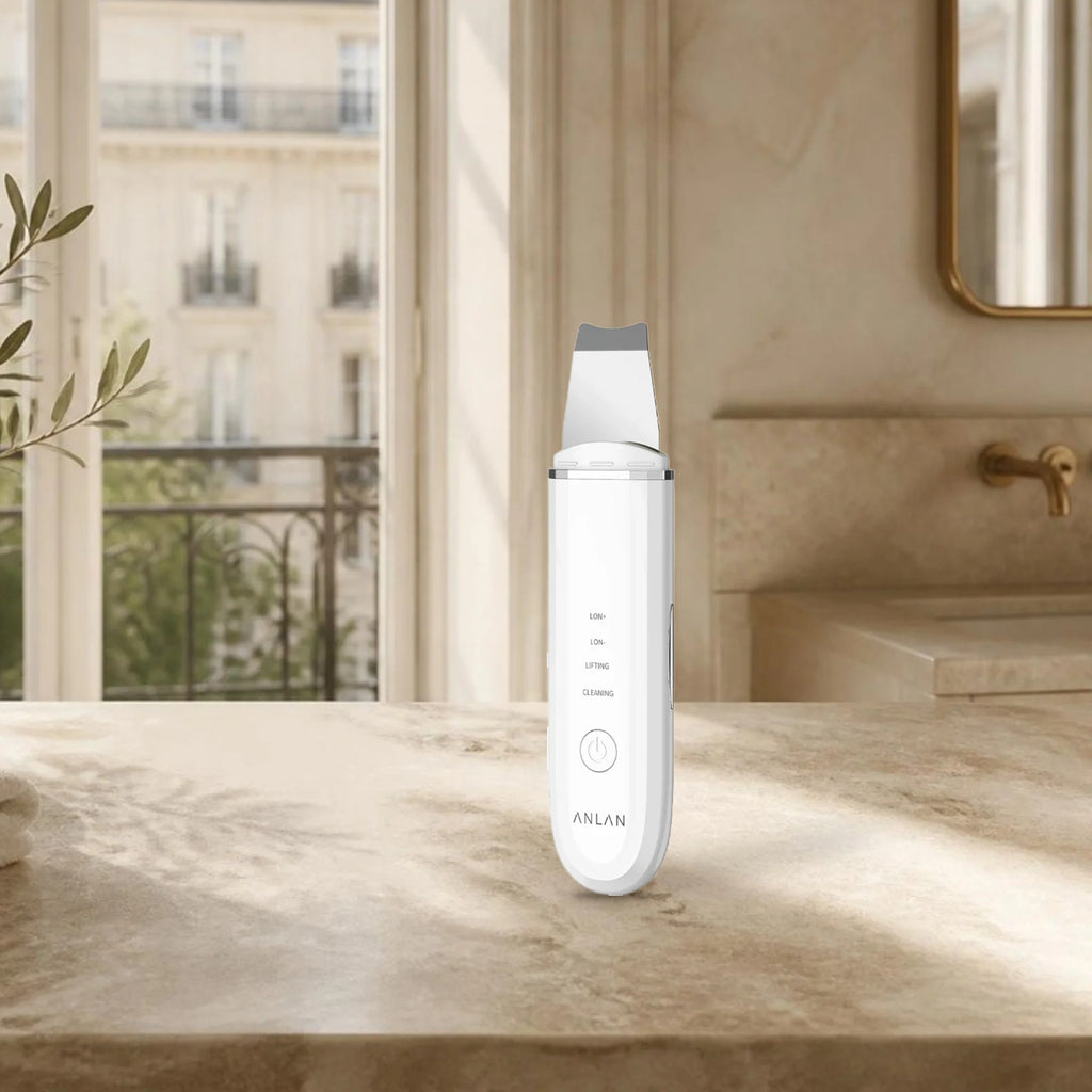 Spatule ultrasonique visage ANLAN blanche sur le plan de toilette d’une salle de bain parisienne lumineuse